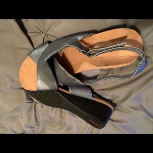 COPY - COPY - COPY - BRAND NEW Vionic Sandals. Metallic Silver